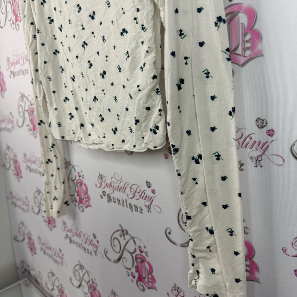 White Fox long sleeve cropped crop white  Cream navy  Floral Long Sleeve Top - Picture 4 of 12